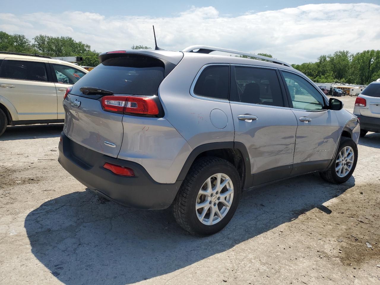2018 Jeep Cherokee Latitude Plus - Image 3