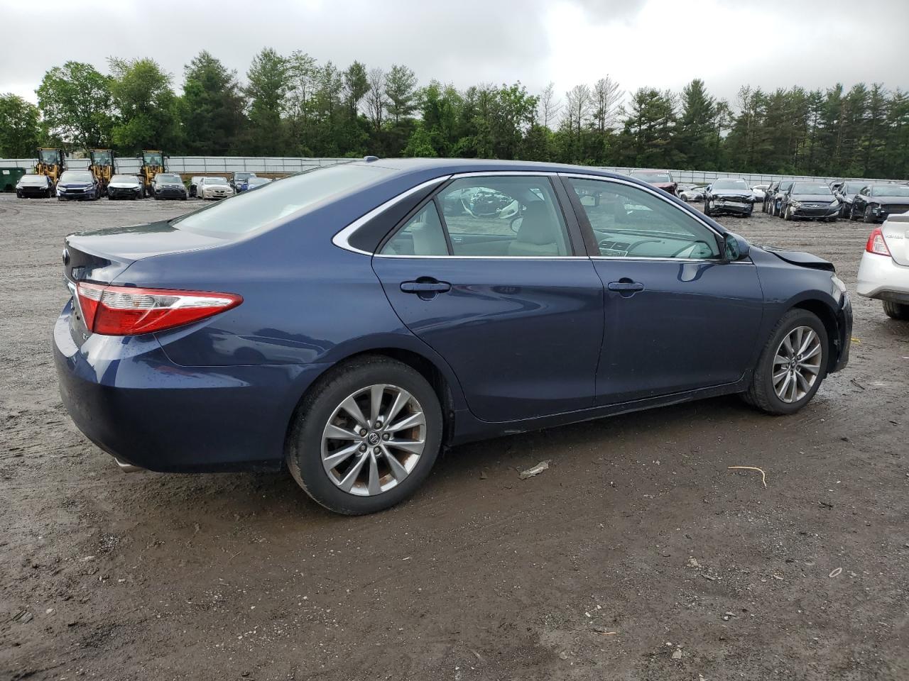 2016 Toyota Camry Le - Image 3