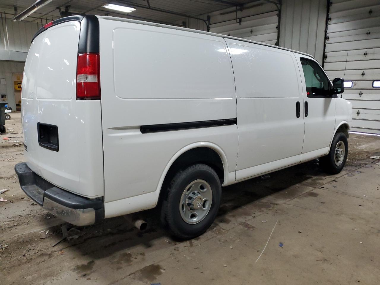 2016 Chevrolet Express G2500 - Фото 3
