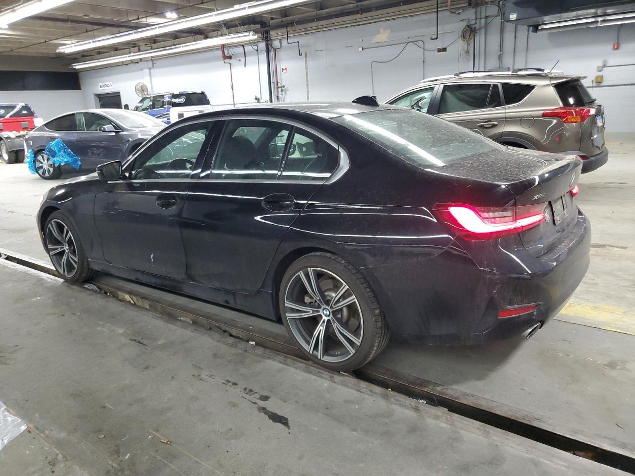 2019 BMW 330Xi - Фото 2