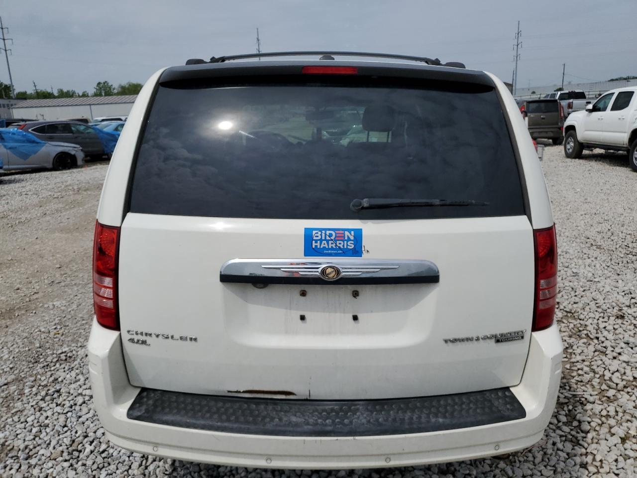 2010 Chrysler Town & Country Touring Plus - Фото 6