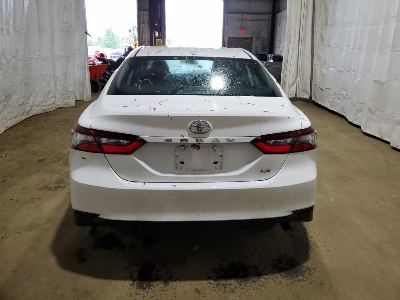2021 Toyota Camry Le - Фото 6