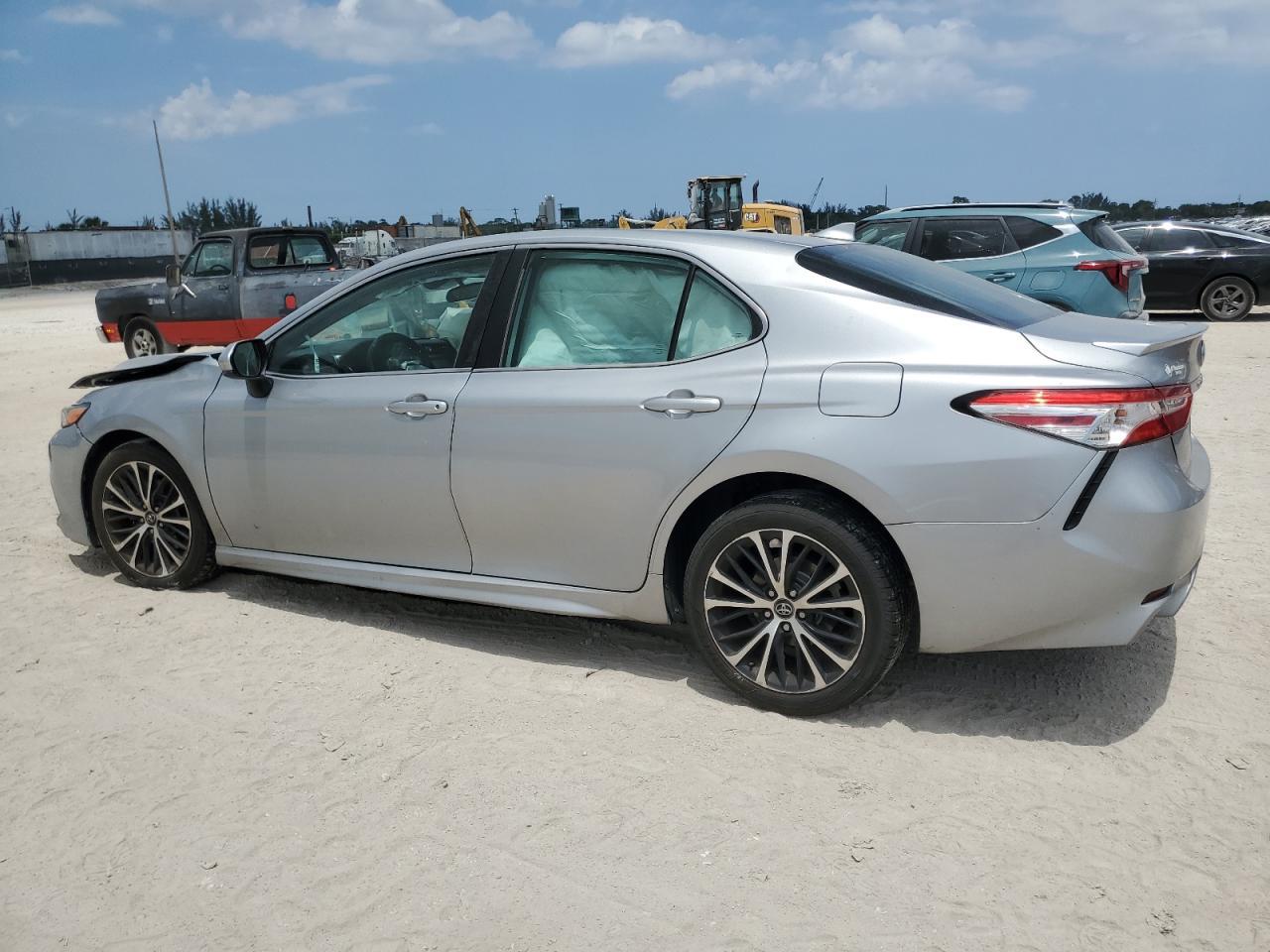 2020 Toyota Camry Se - Фото 2