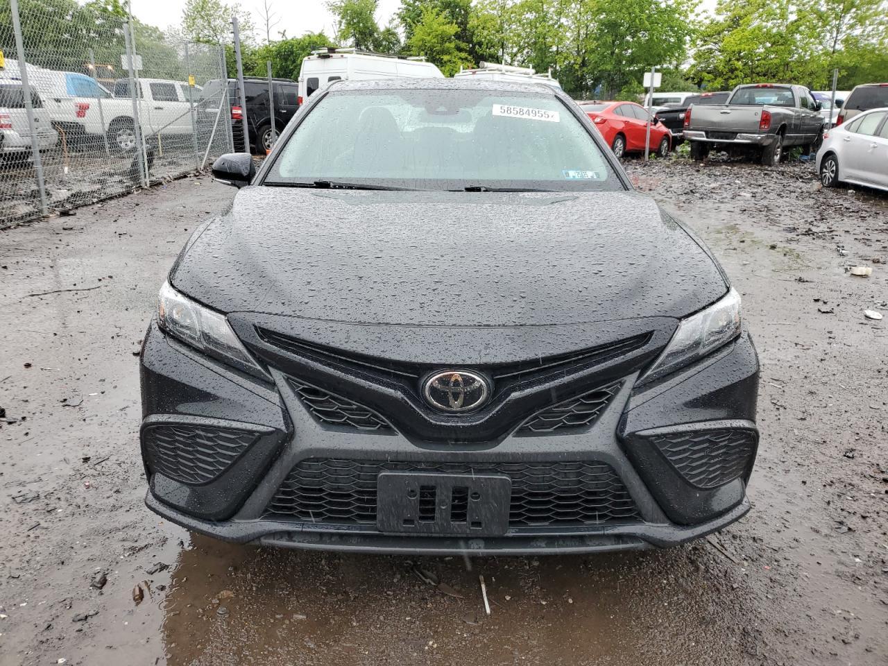 2022 Toyota Camry Se - Image 5