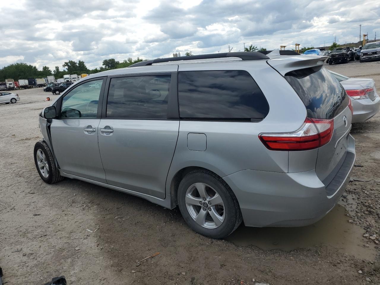 2019 Toyota Sienna Le - Фото 2