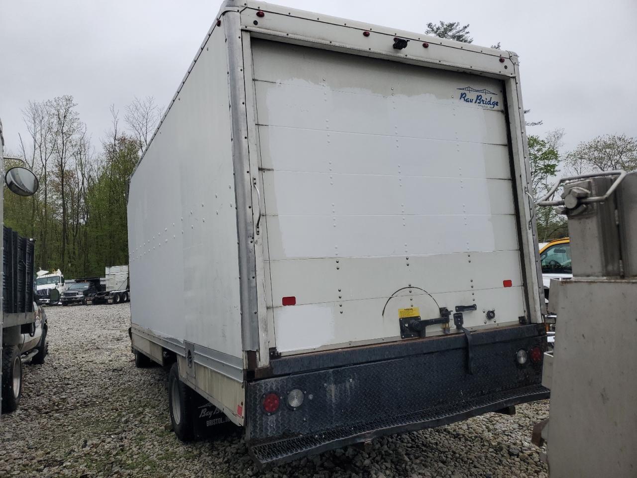 2018 Chev Express G4500 - Image 2