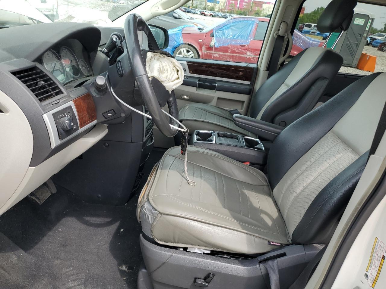 2010 Chrysler Town & Country Touring Plus - Фото 7