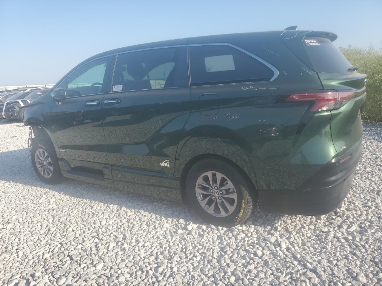 2021 Toyota Sienna Xle - Image 2