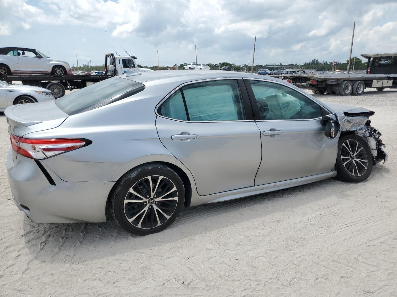 2020 Toyota Camry Se - Фото 3