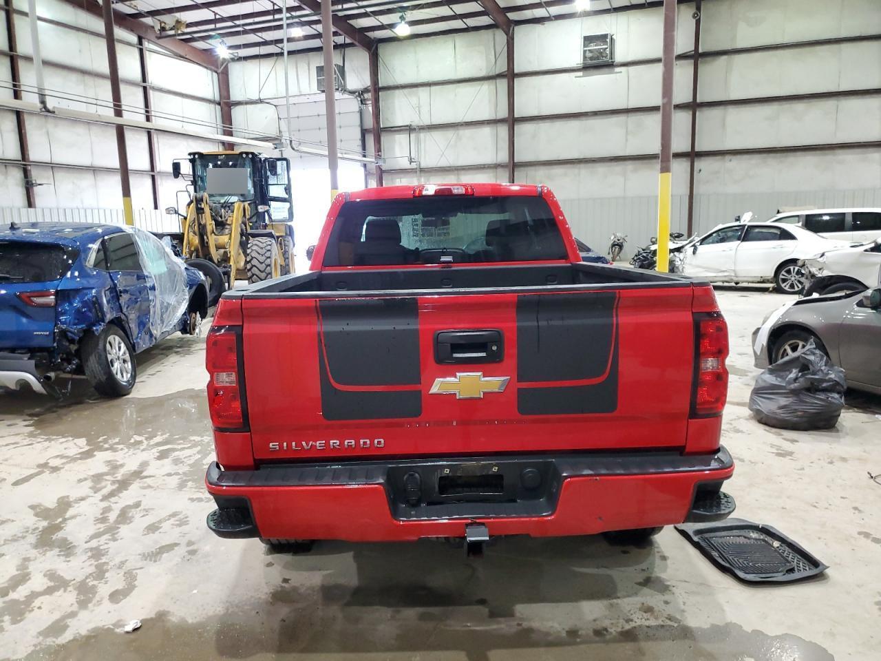 2017 Chevrolet Silverado K1500 Custom - Фото 6