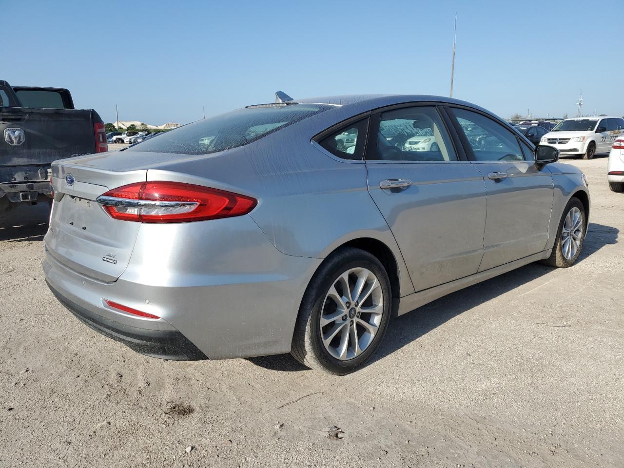 2020 Ford Fusion Se - Фото 3