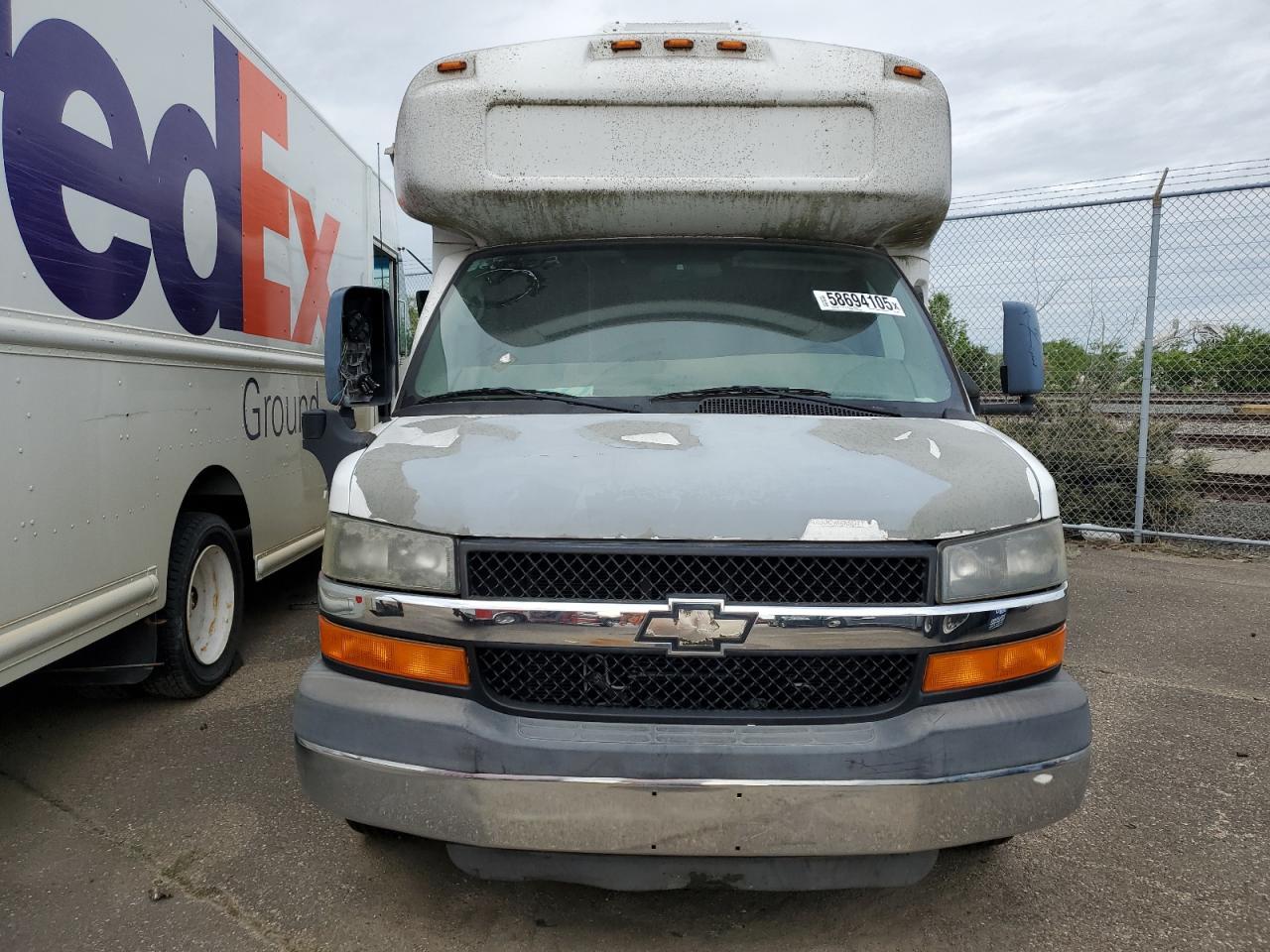 2010 Chevrolet Express Cutaway G4500 - Image 5