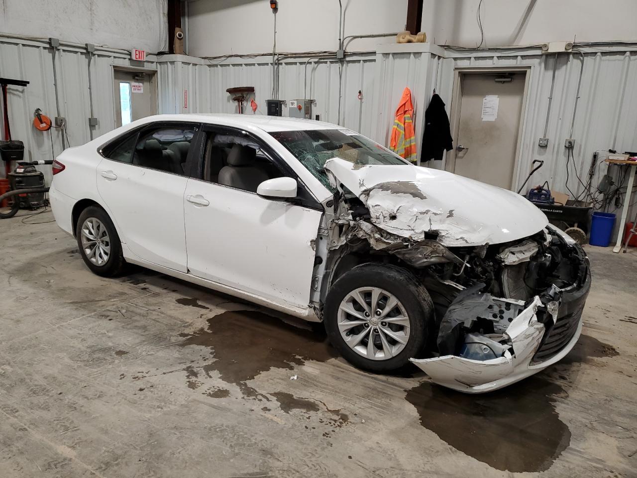 2015 Toyota Camry Le - Фото 4