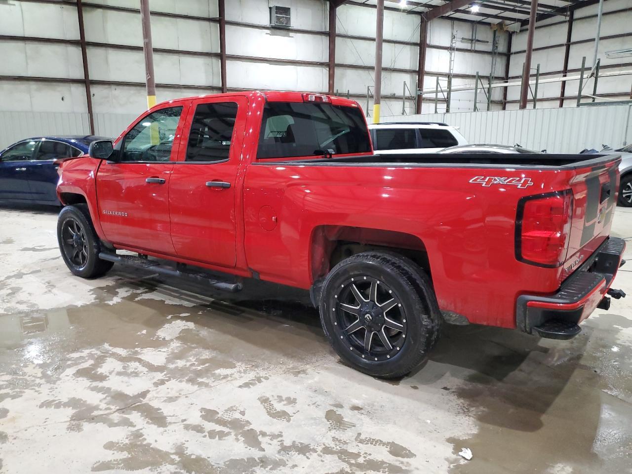 2017 Chevrolet Silverado K1500 Custom - Фото 2