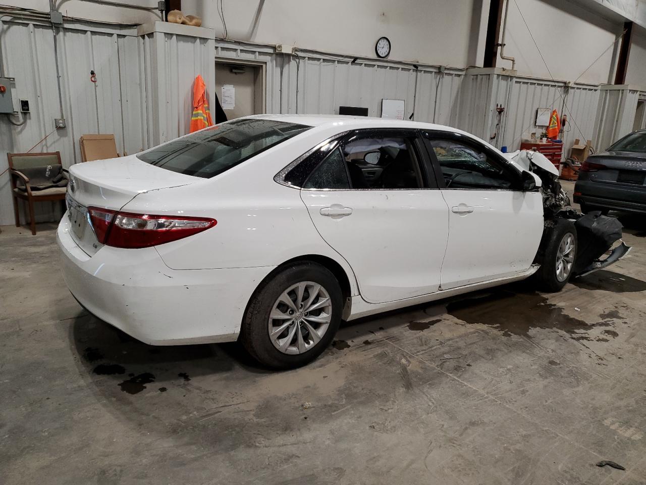 2015 Toyota Camry Le - Фото 3