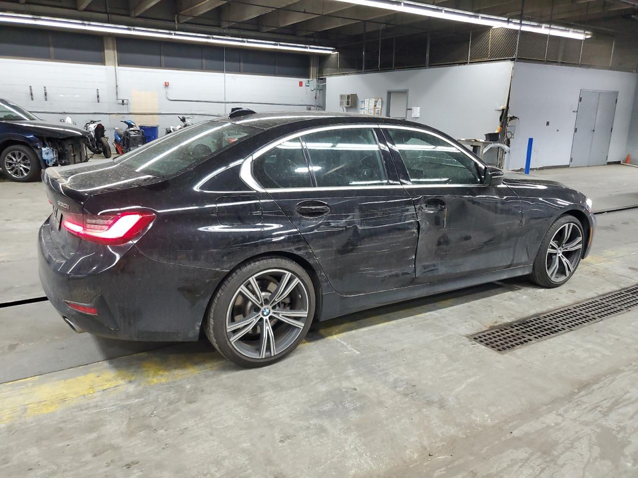 2019 BMW 330Xi - Фото 3