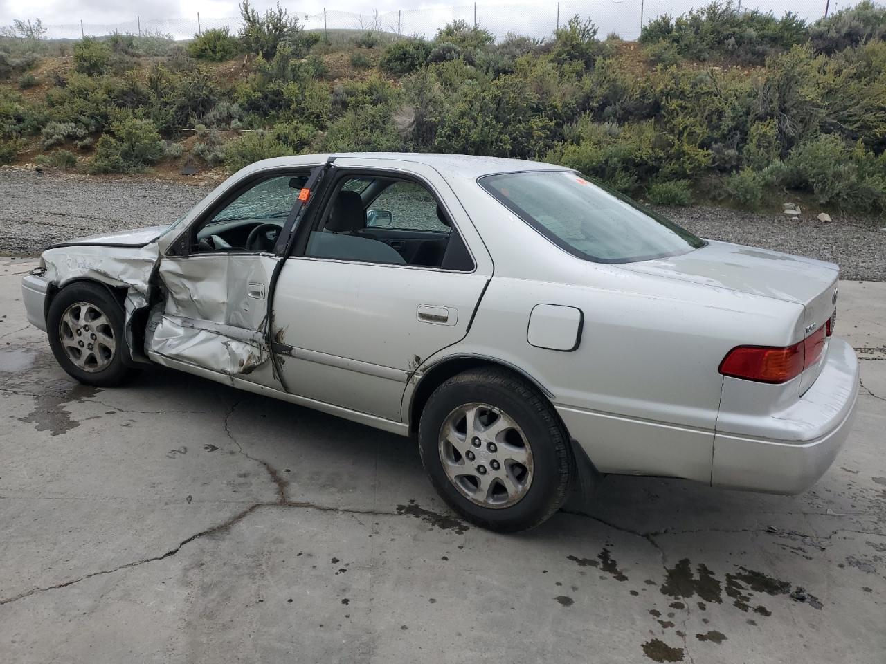 2000 Toyota Camry Le - Фото 2