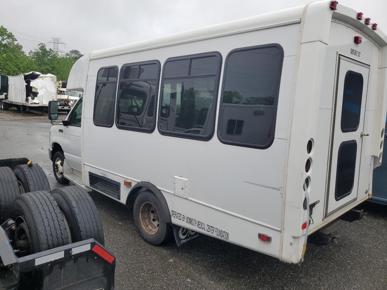 2016 Ford Econoline E350 Super Duty Cutaway Van - Image 2