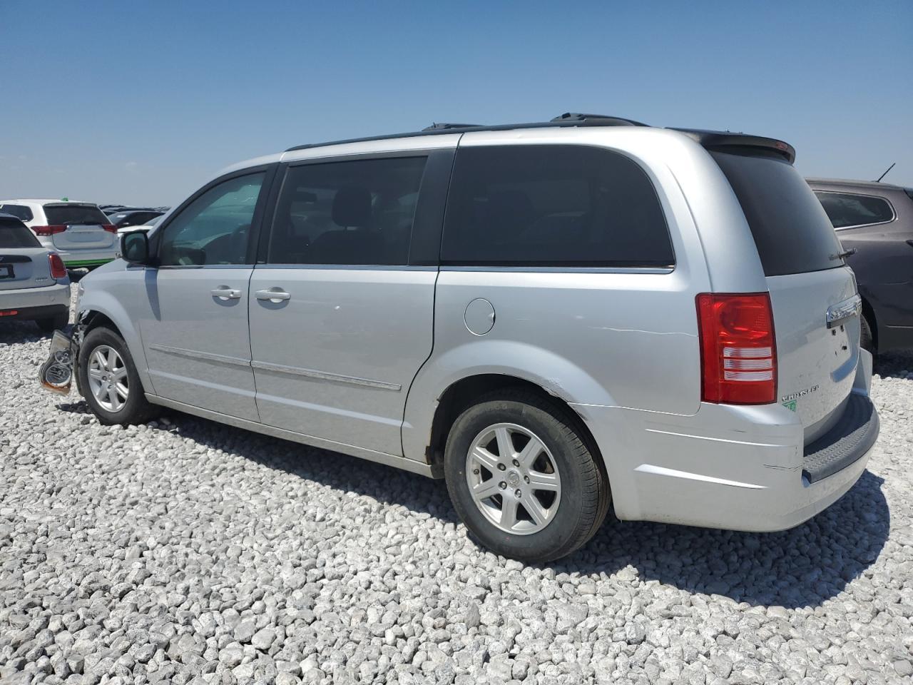 2010 Chrysler Town & Country Touring - Фото 2