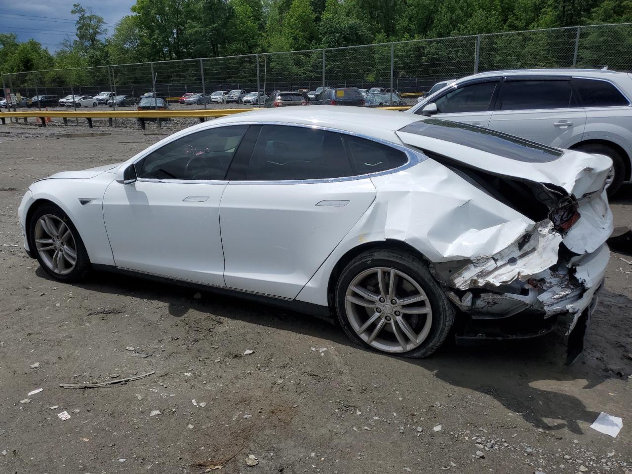 2014 Tesla Model S - Image 2