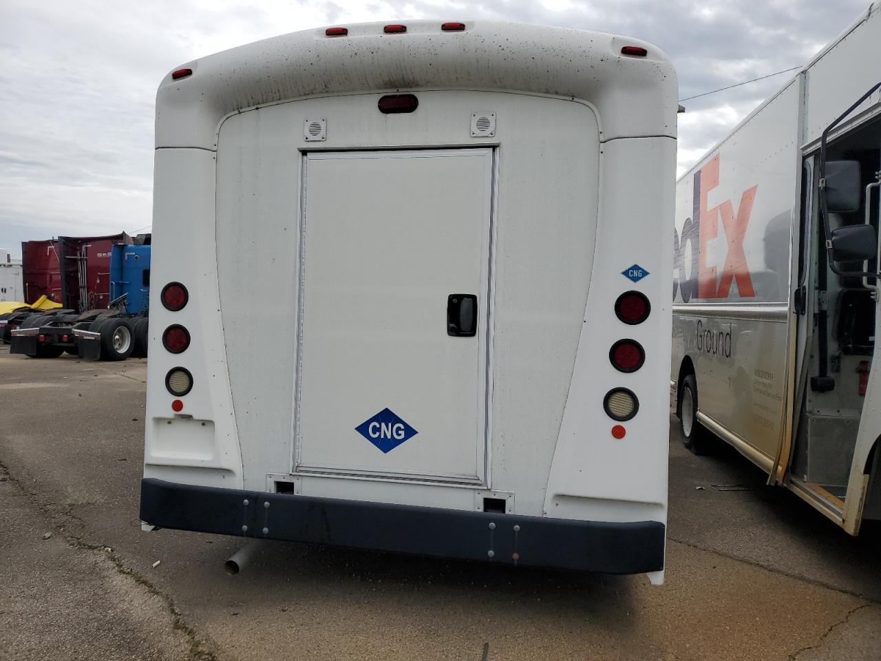 2010 Chevrolet Express Cutaway G4500 - Image 6