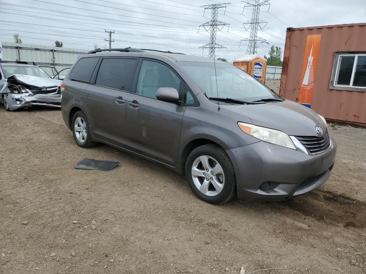2012 Toyota Sienna Le - Image 4