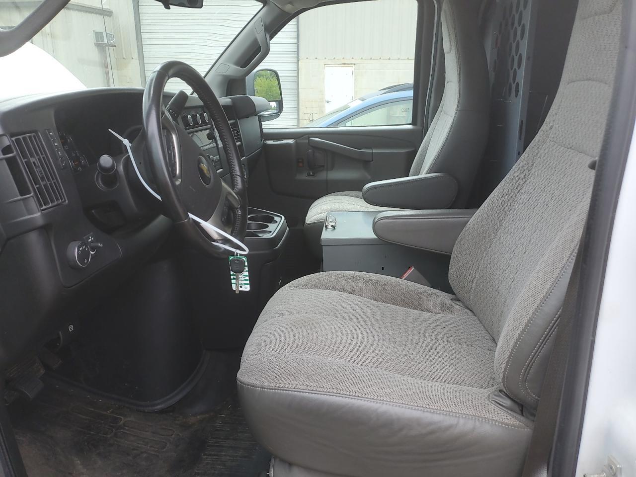 2017 Chevrolet Express - Фото 7