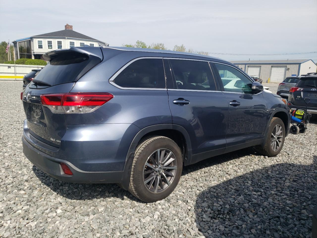2019 Toyota Highlander Se - Фото 3
