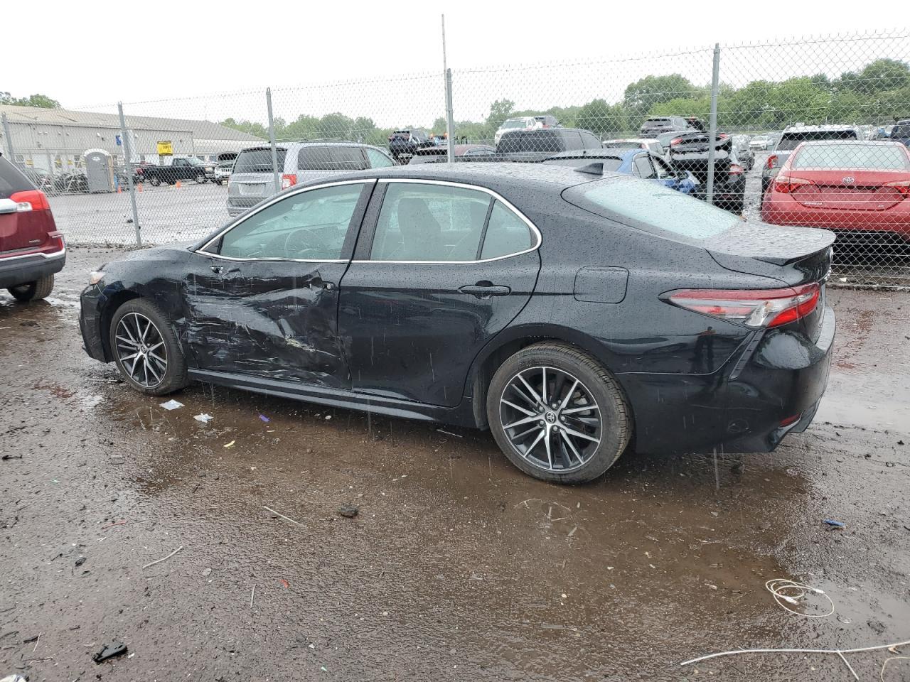 2022 Toyota Camry Se - Image 2