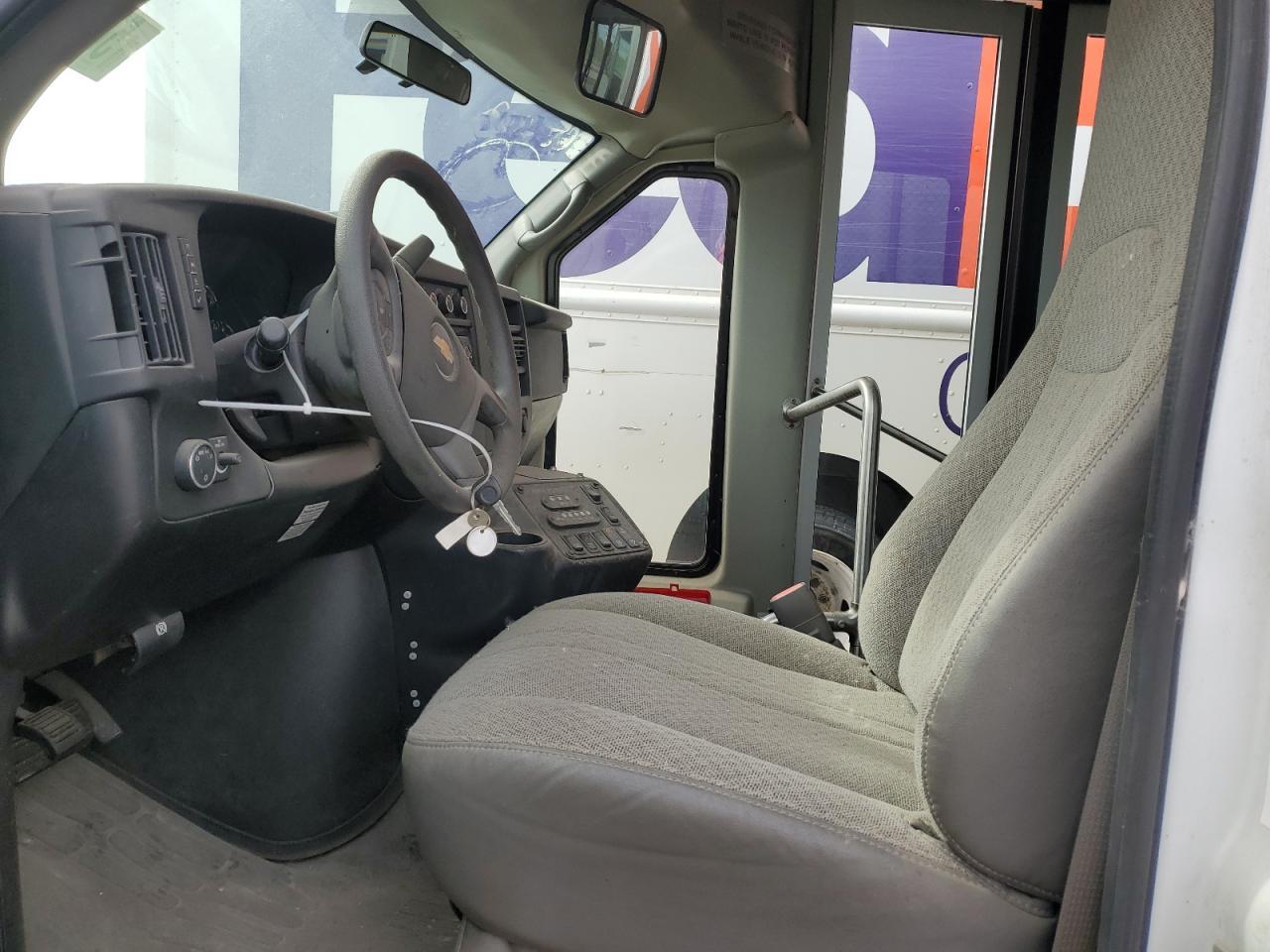 2010 Chevrolet Express Cutaway G4500 - Image 7