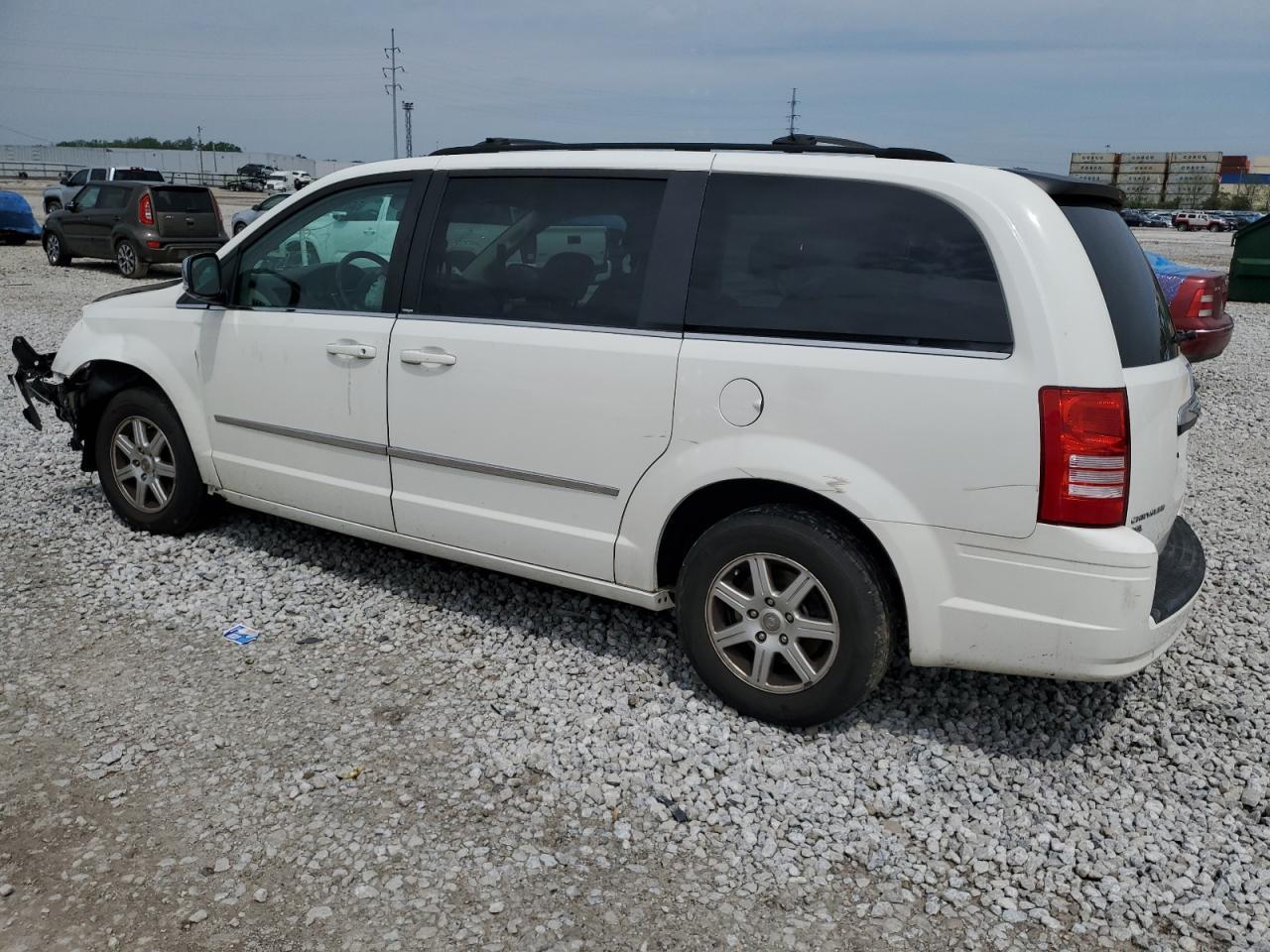 2010 Chrysler Town & Country Touring Plus - Фото 2