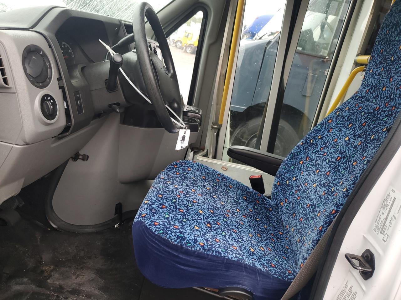 2016 Ford Econoline E350 Super Duty Cutaway Van - Image 7