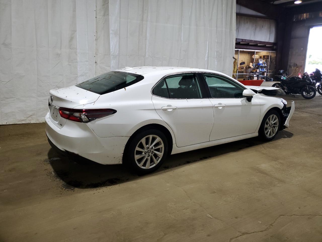 2021 Toyota Camry Le - Фото 3