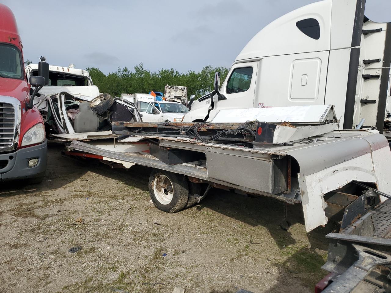 2022 Ford Econoline E450 Super Duty Cutaway Van - Image 2