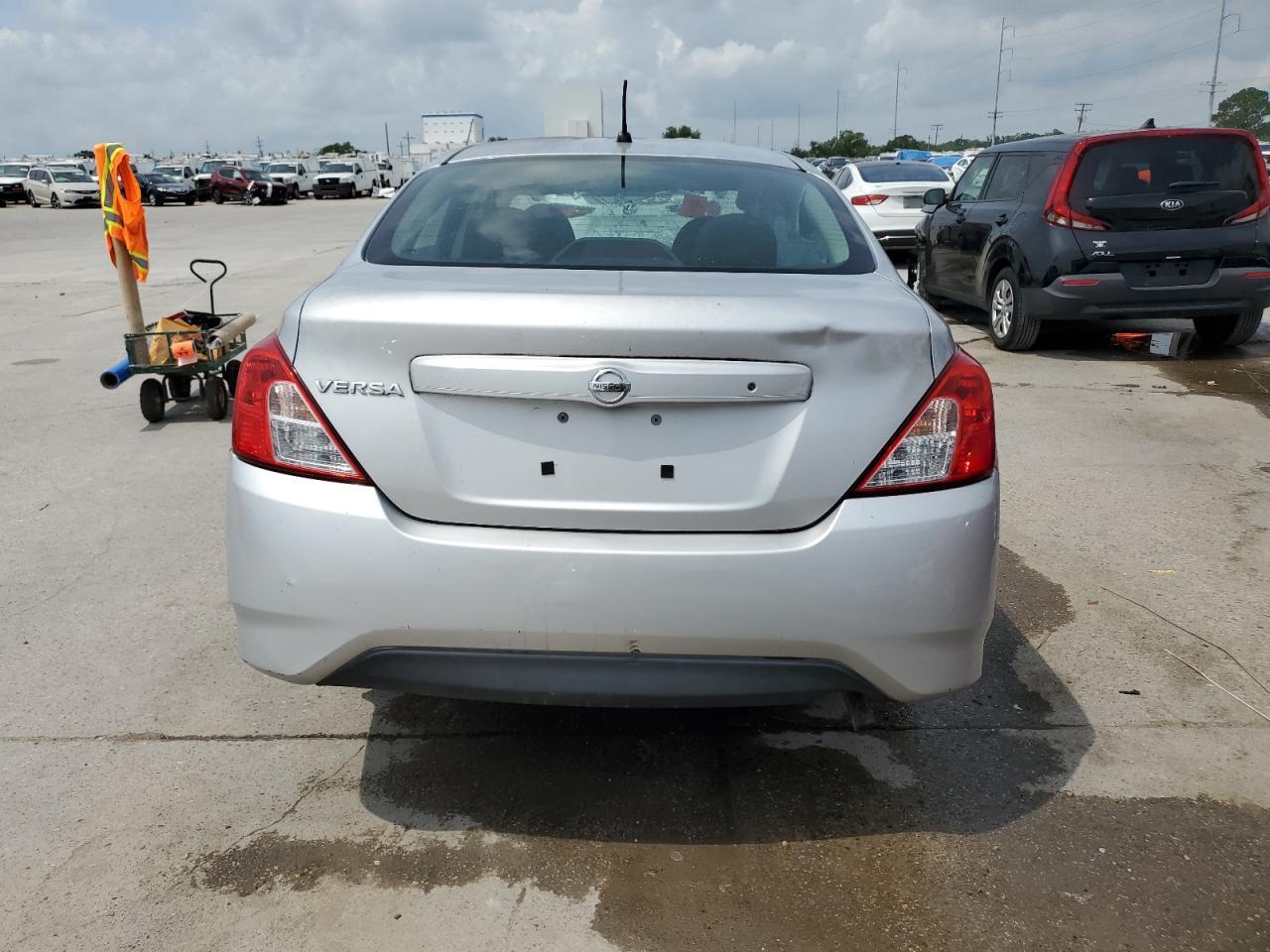 2016 Nissan Versa S - Фото 6