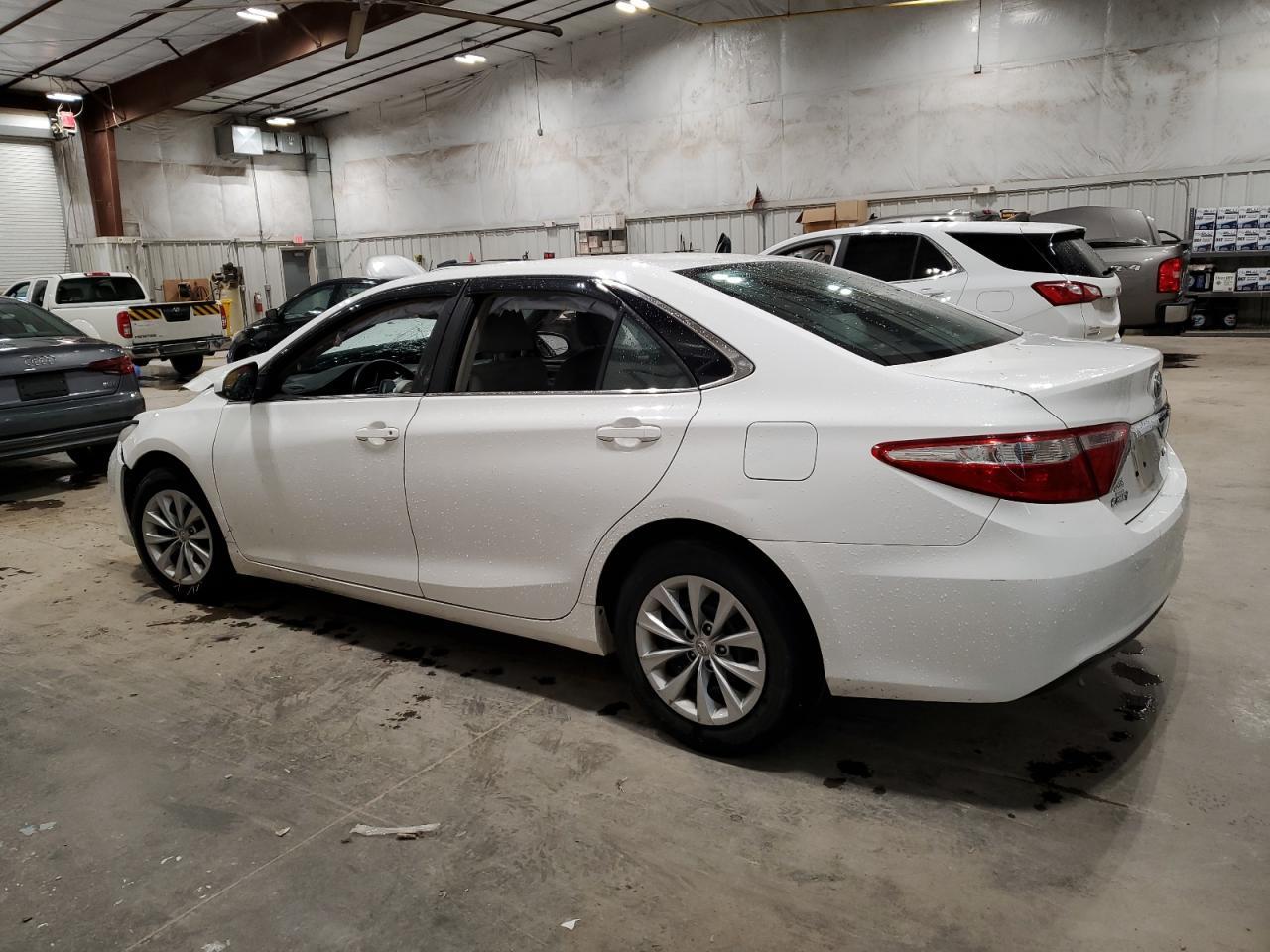 2015 Toyota Camry Le - Фото 2