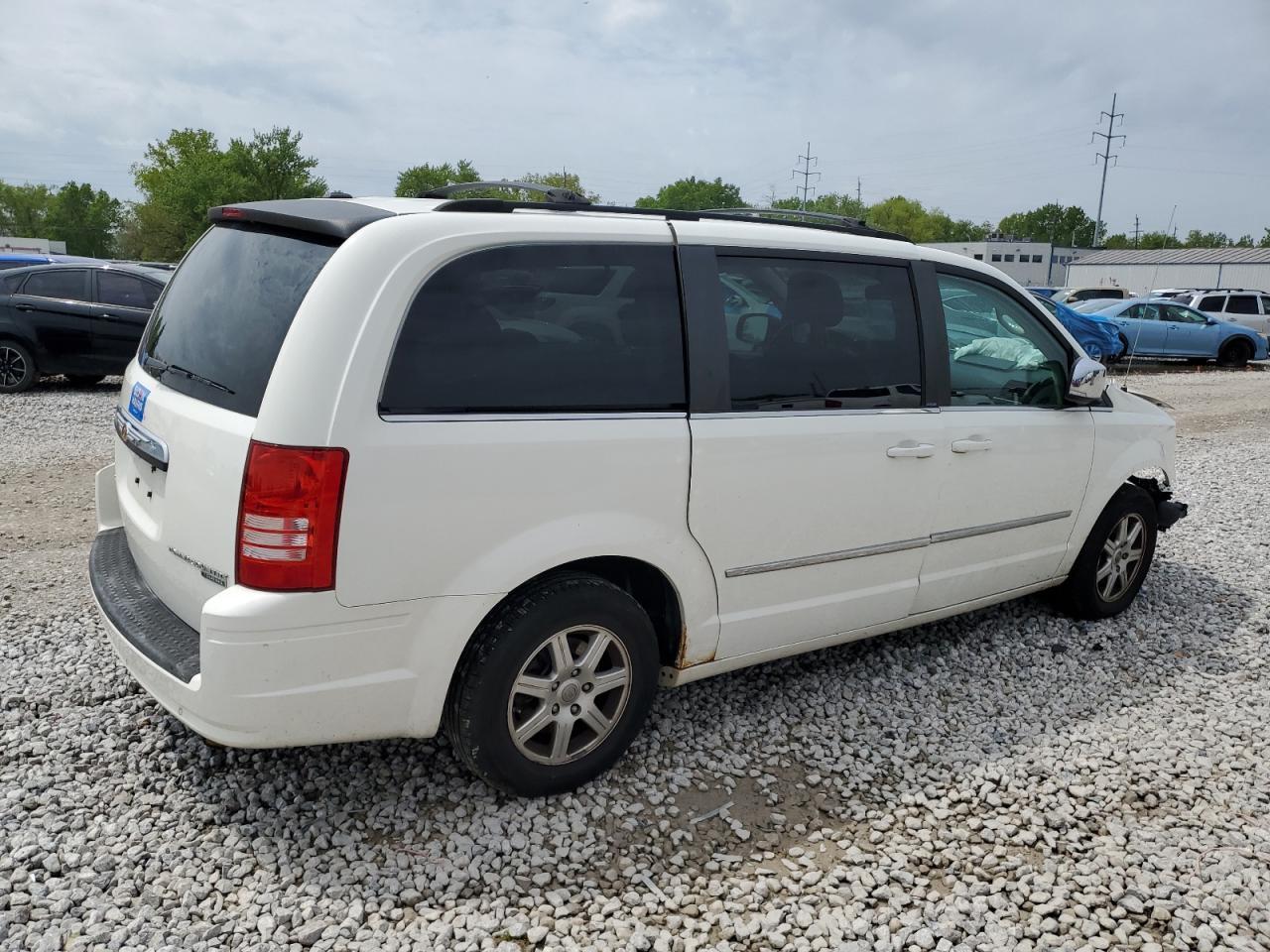 2010 Chrysler Town & Country Touring Plus - Фото 3