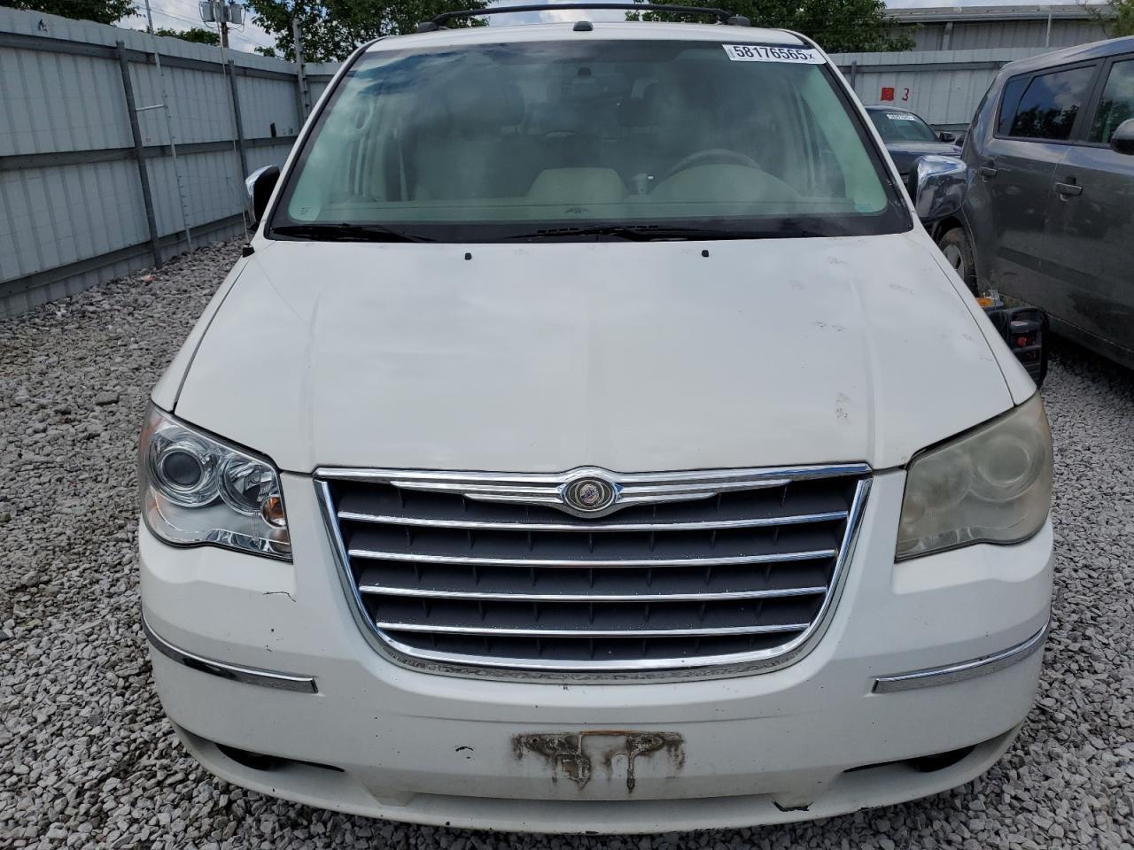 2010 Chrysler Town & Country Limited - Image 5