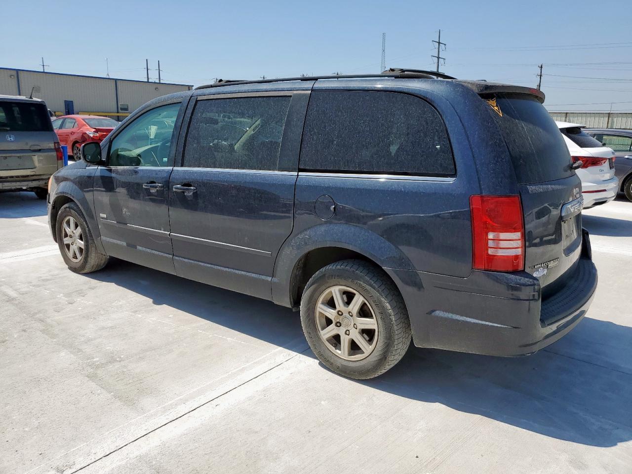 2008 Chrysler Town & Country Touring - Фото 2