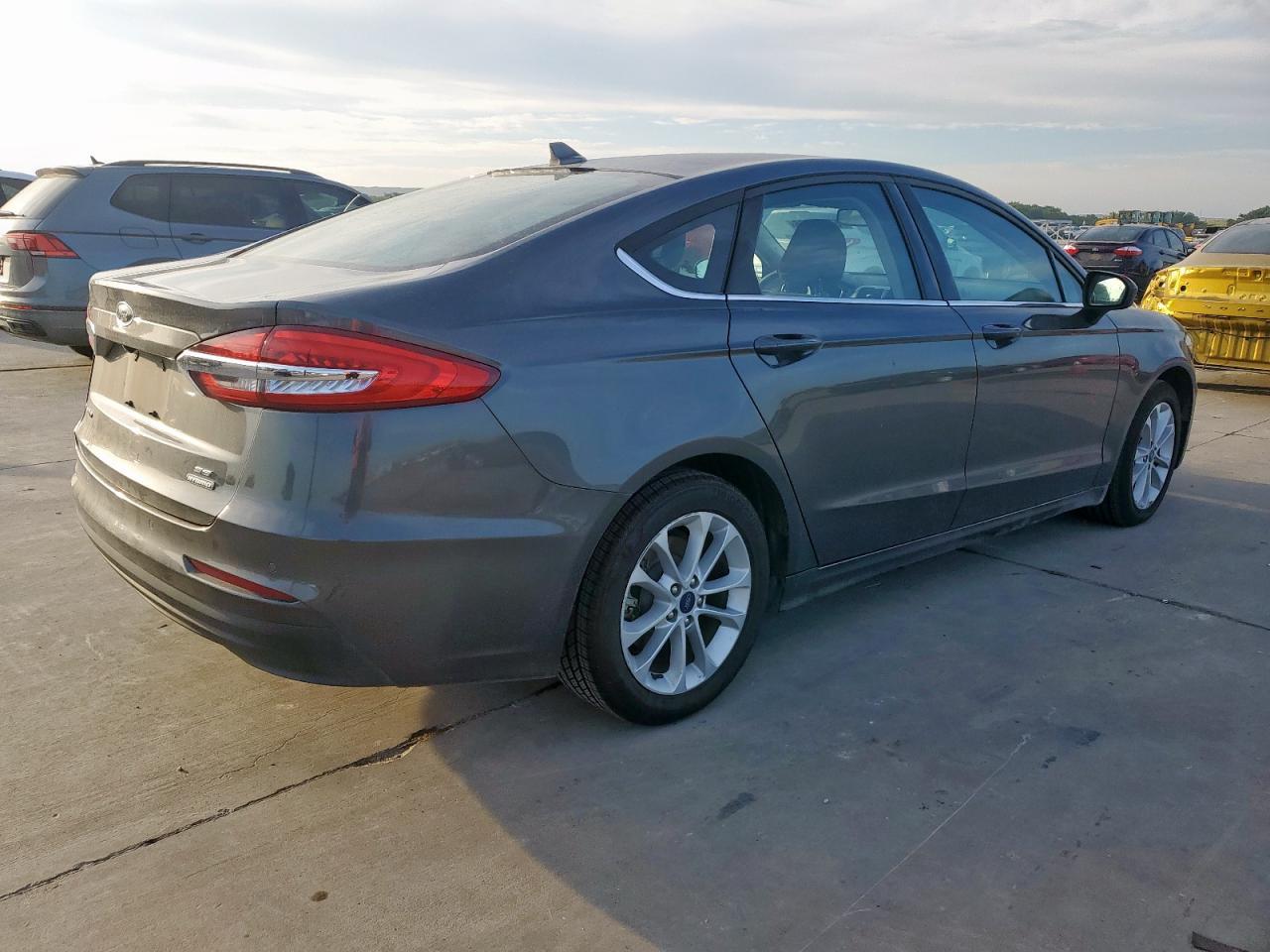 2020 Ford Fusion Se - Фото 3