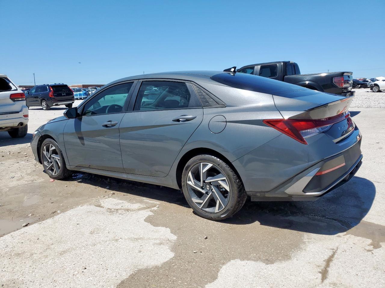 2025 Hyundai Elantra Sel Sport - Image 2