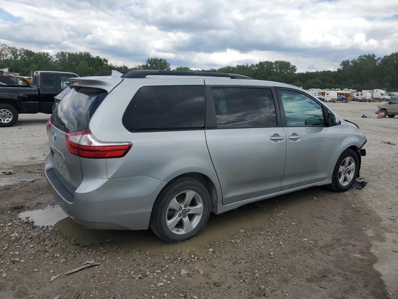 2019 Toyota Sienna Le - Фото 3