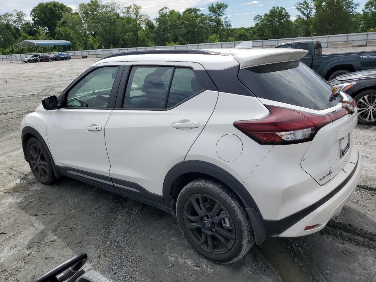 2024 Nissan Kicks Sr - Image 2