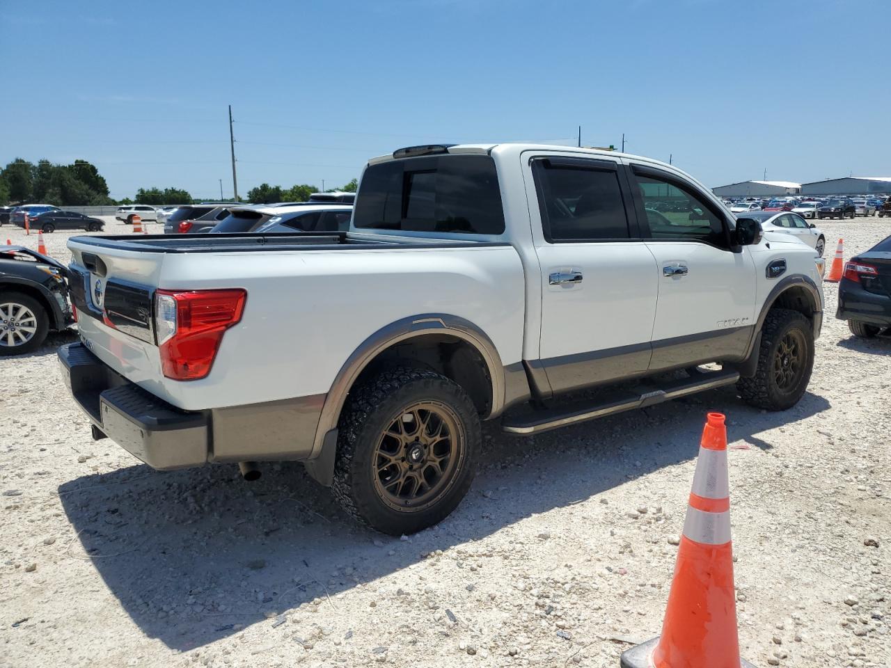 2017 Nissan Titan Sv - Image 3