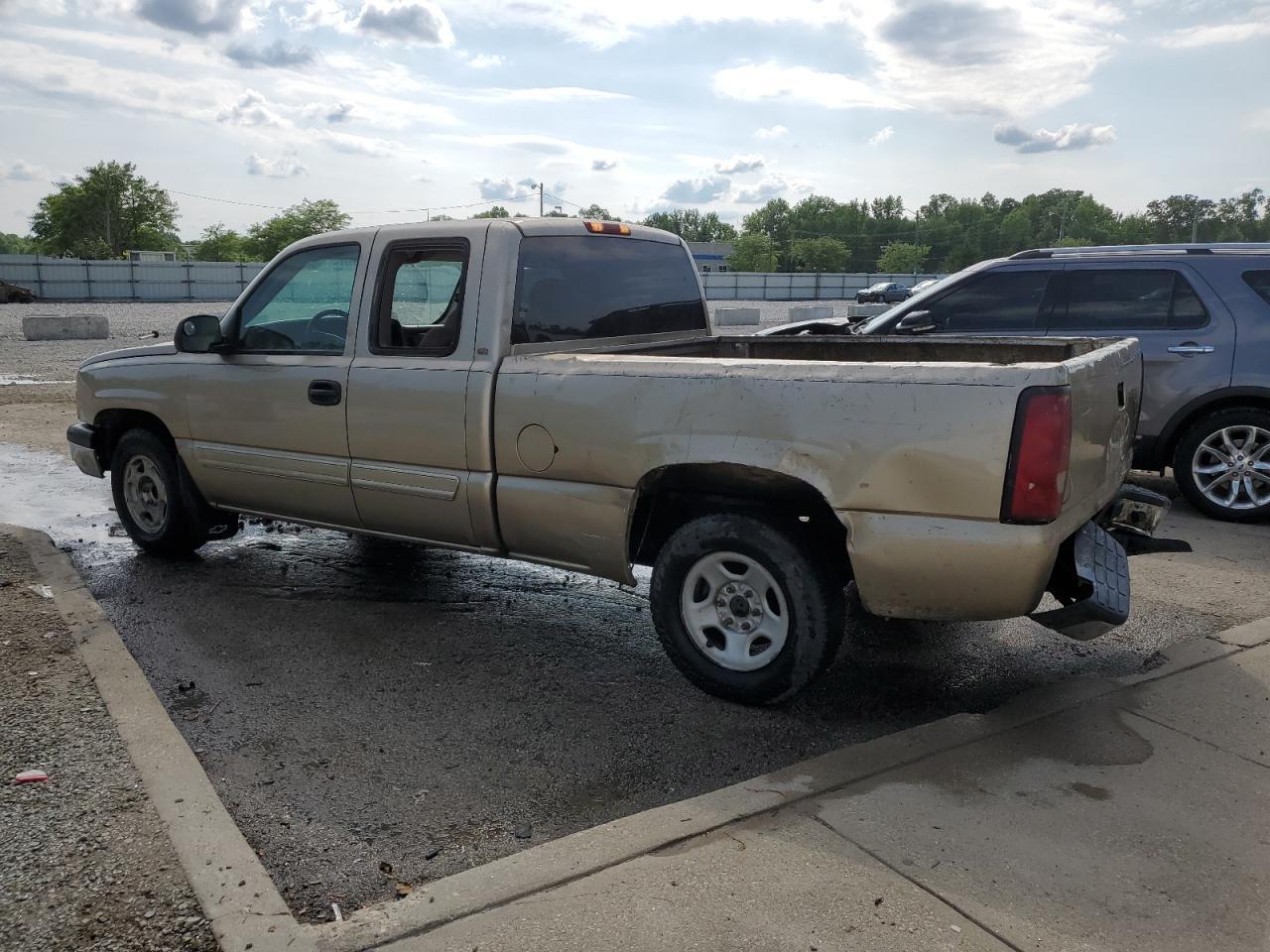 2004 Chevrolet Silverado C1500 - Image 2