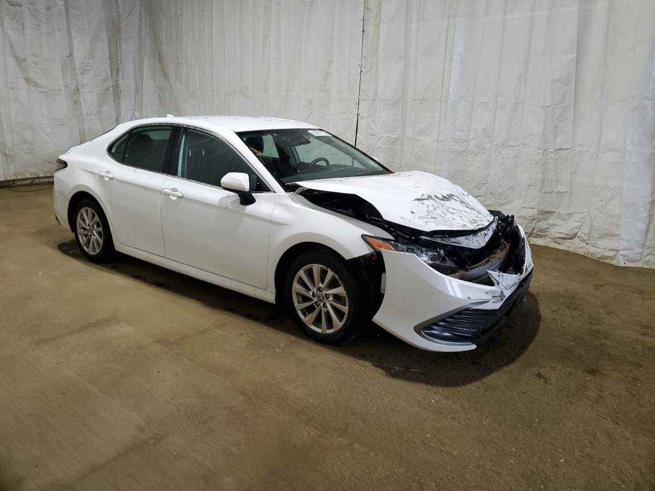 2021 Toyota Camry Le - Фото 4