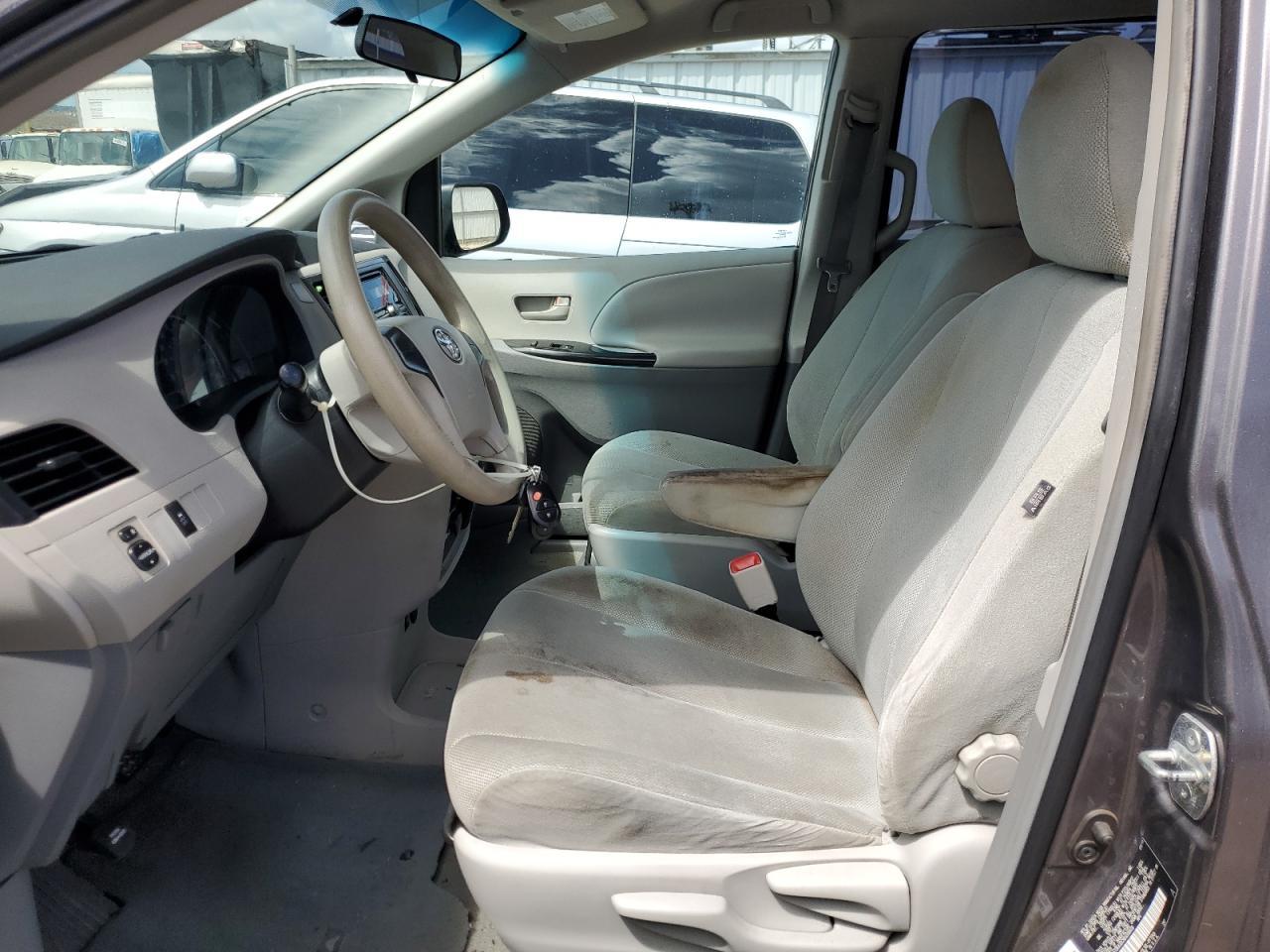 2011 Toyota Sienna Base - Фото 7
