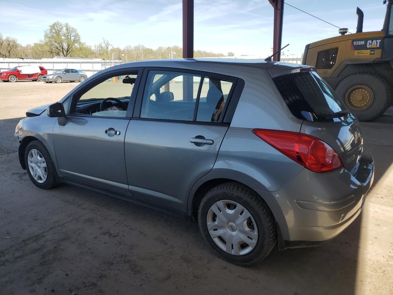 2010 Nissan Versa S - Фото 2