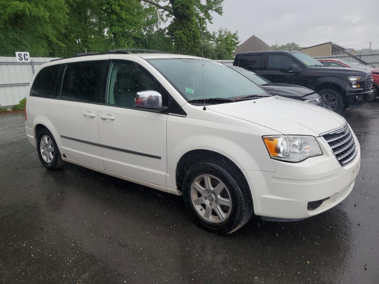 2010 Chrysler Town & Country Touring Plus - Фото 4