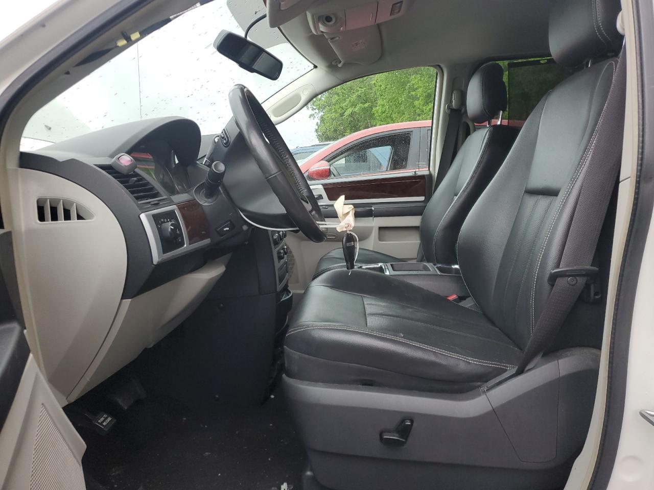 2010 Chrysler Town & Country Touring Plus - Фото 7